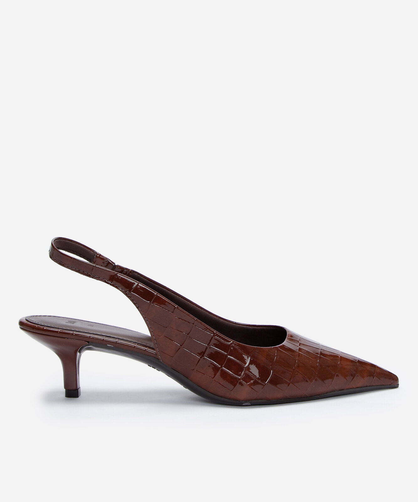 scarpin bico fino salto baixo marrom
