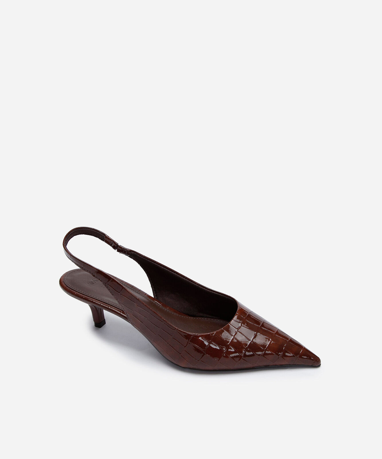 scarpin bico fino salto baixo marrom