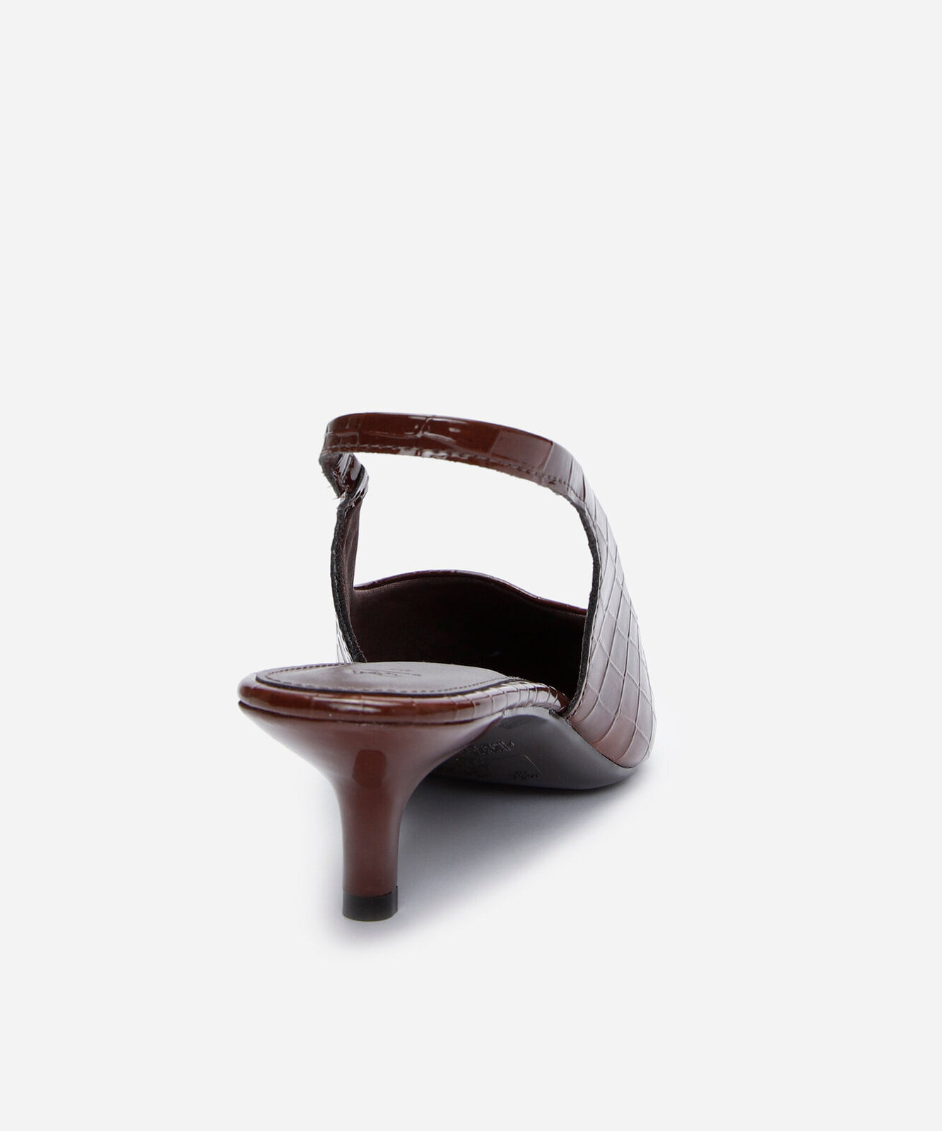 scarpin bico fino salto baixo marrom