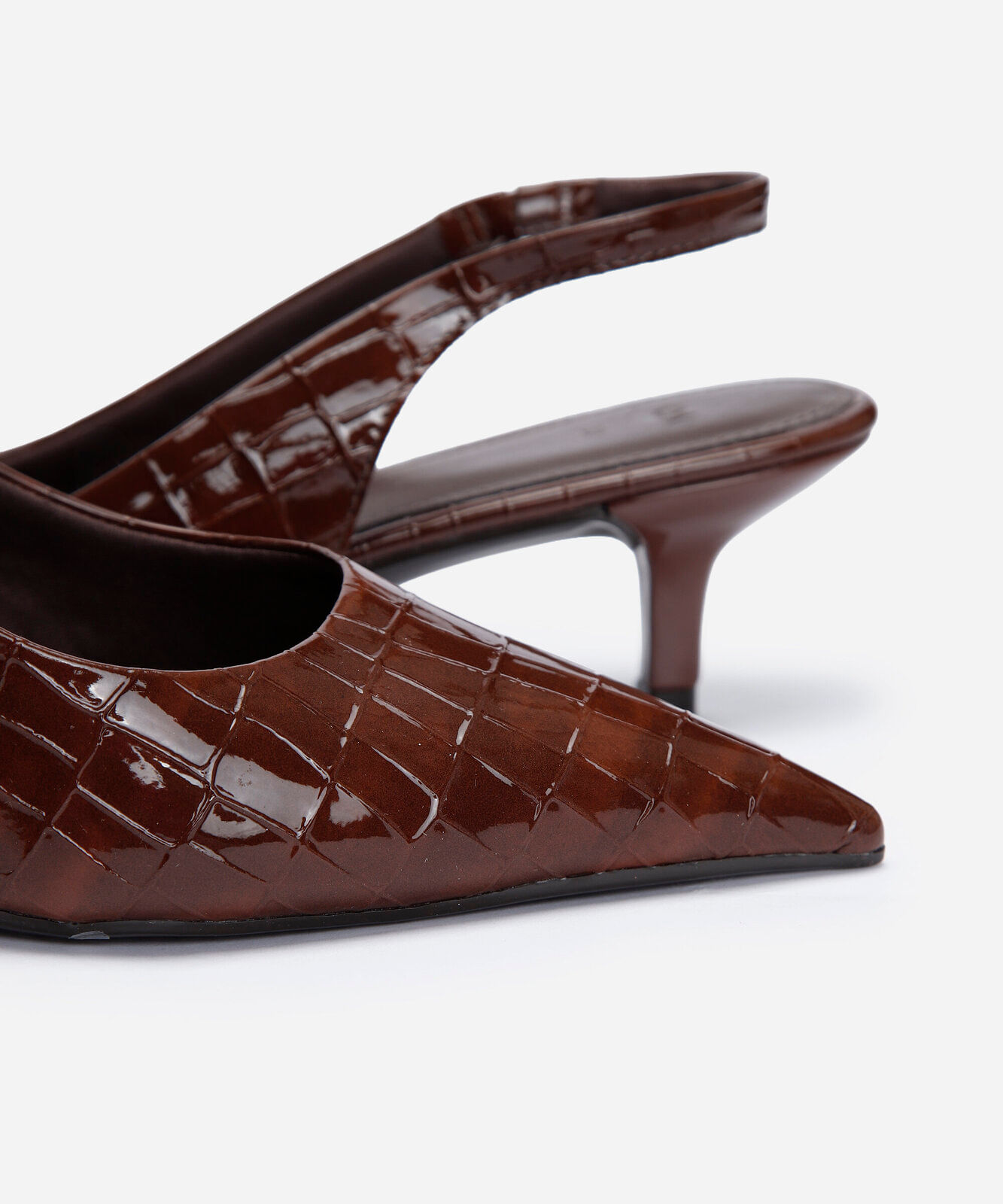 scarpin bico fino salto baixo marrom