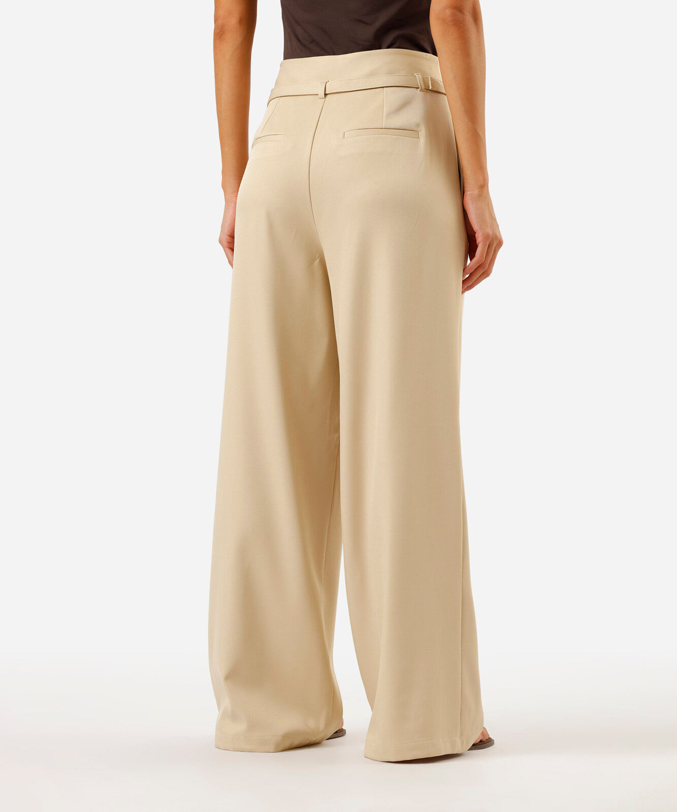 calça wide leg feminina com pregas e cinto bege