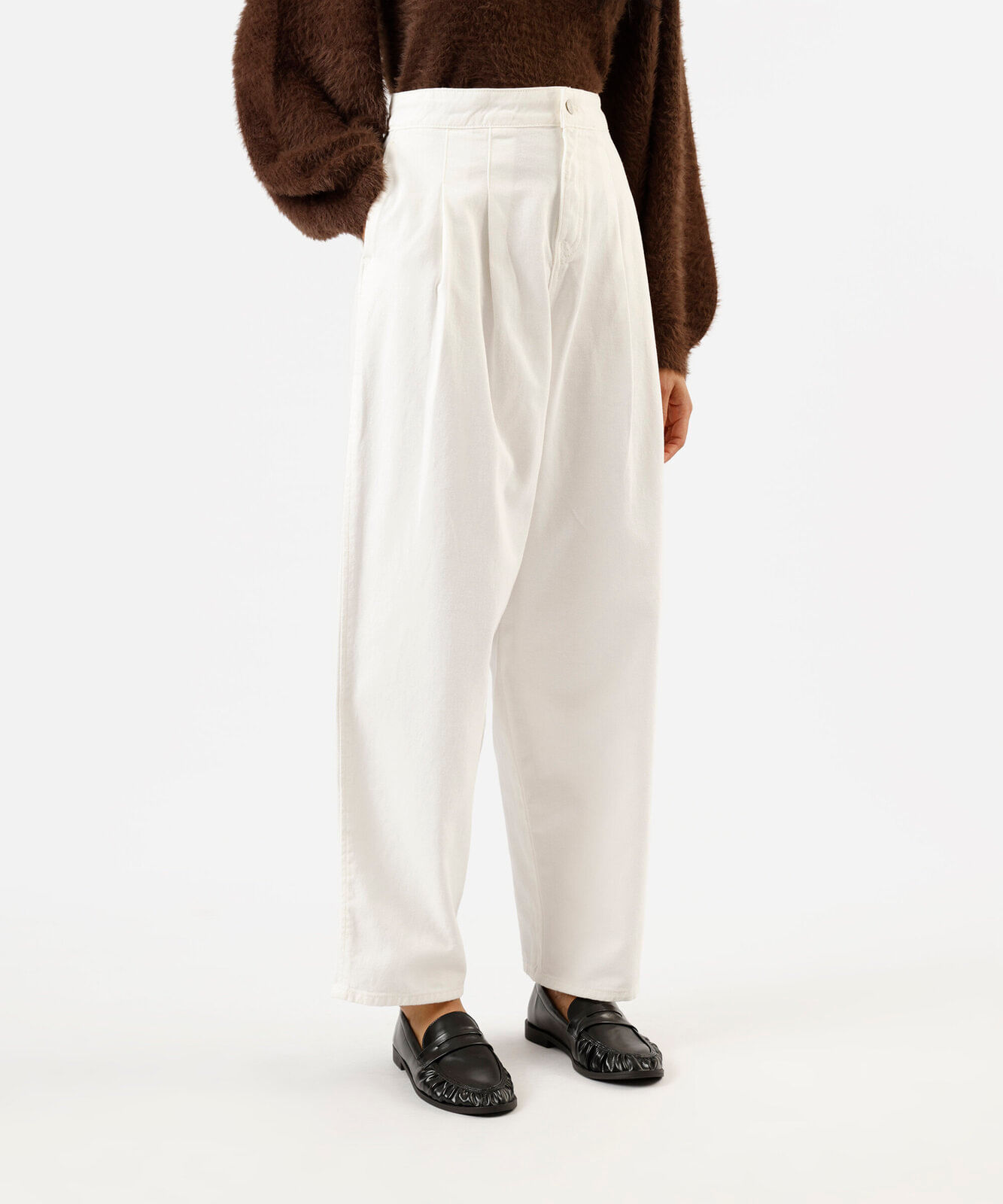 calça balloon feminina de sarja com pregas cintura média off white