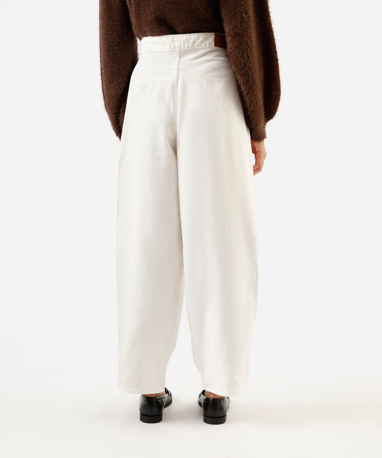 calça balloon feminina de sarja com pregas cintura média off white