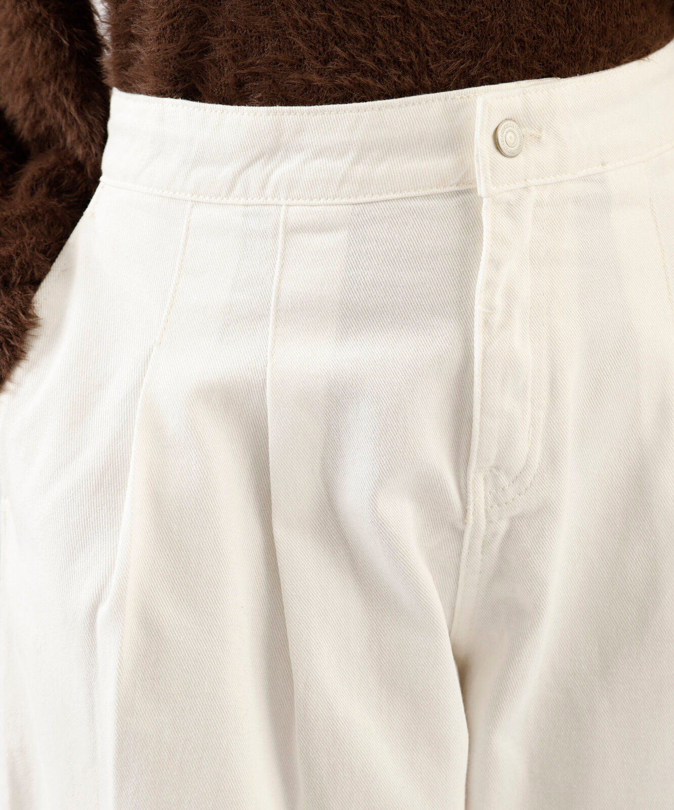 calça balloon feminina de sarja com pregas cintura média off white