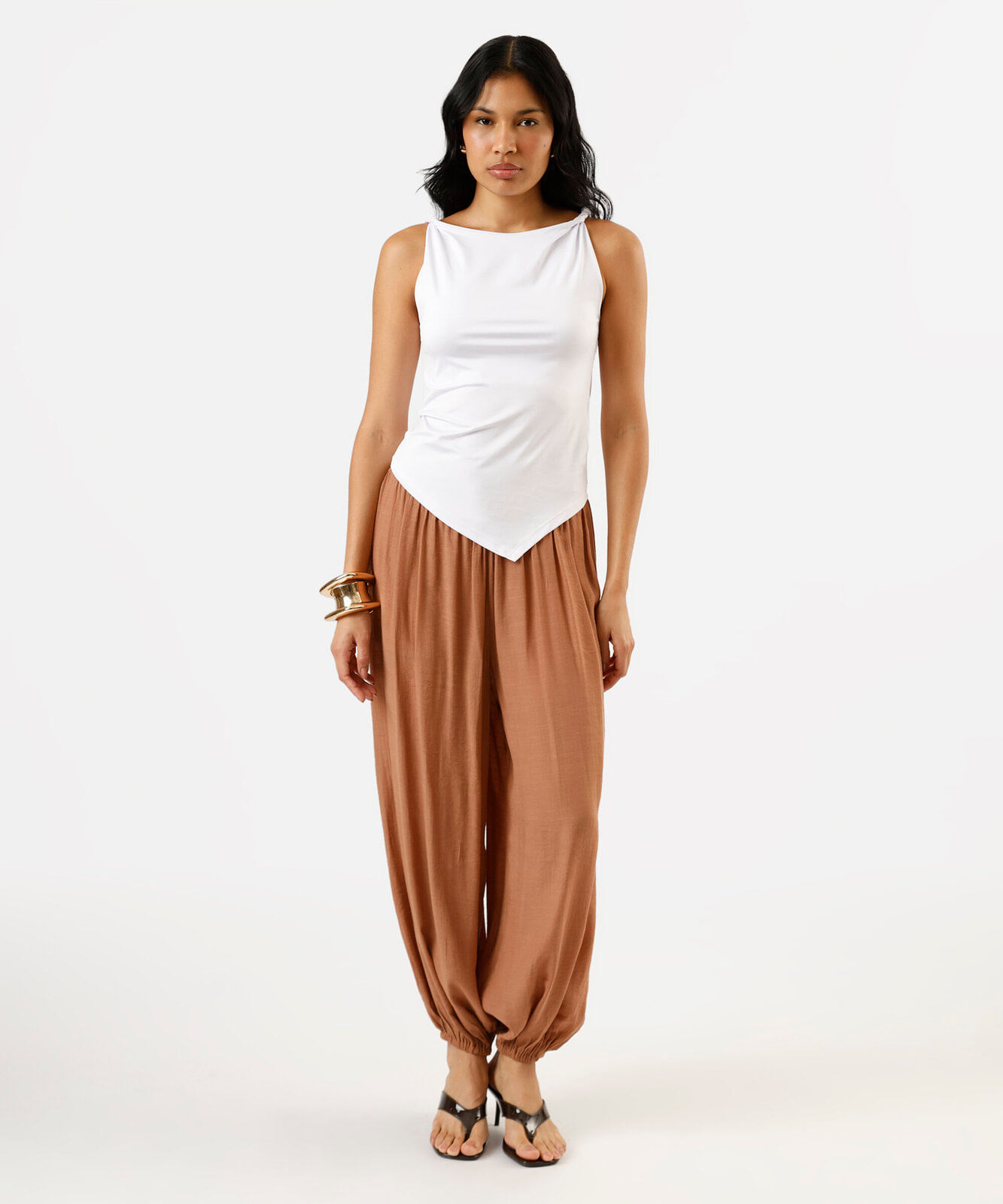regata feminina assimétrica com alças torcidas off white