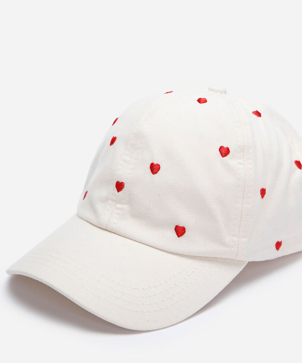 boné aba curva de sarja bordado corações off white
