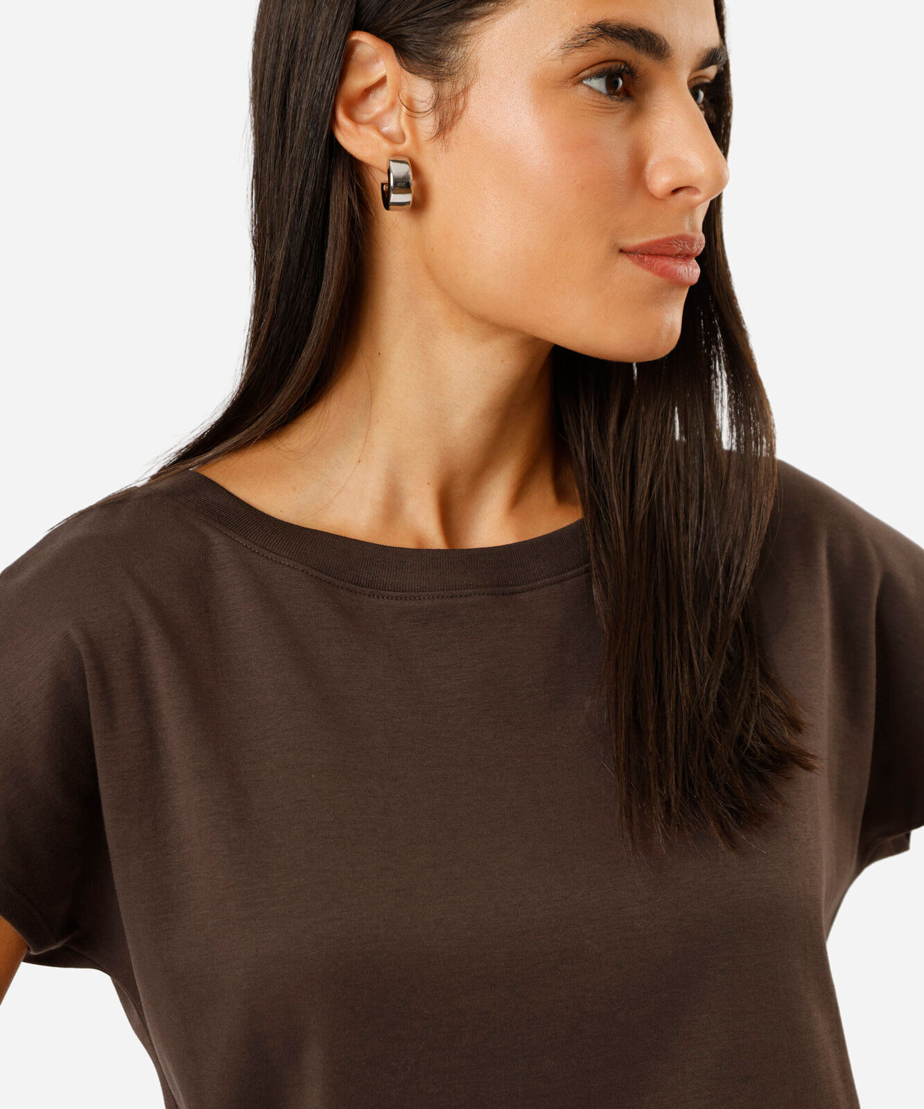 camiseta feminina de algodão peruano decote canoa manga curta marrom