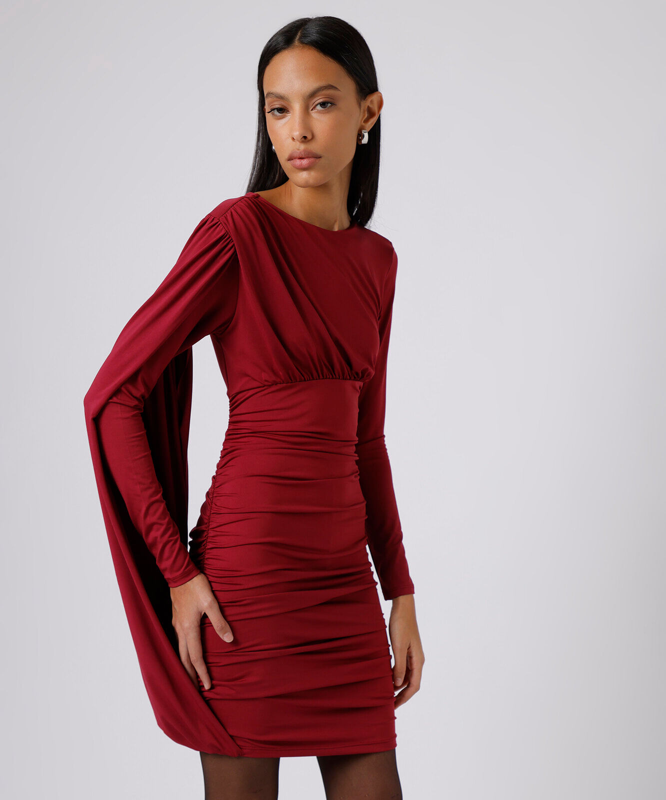 vestido curto feminino franzido com capa mindset vinho