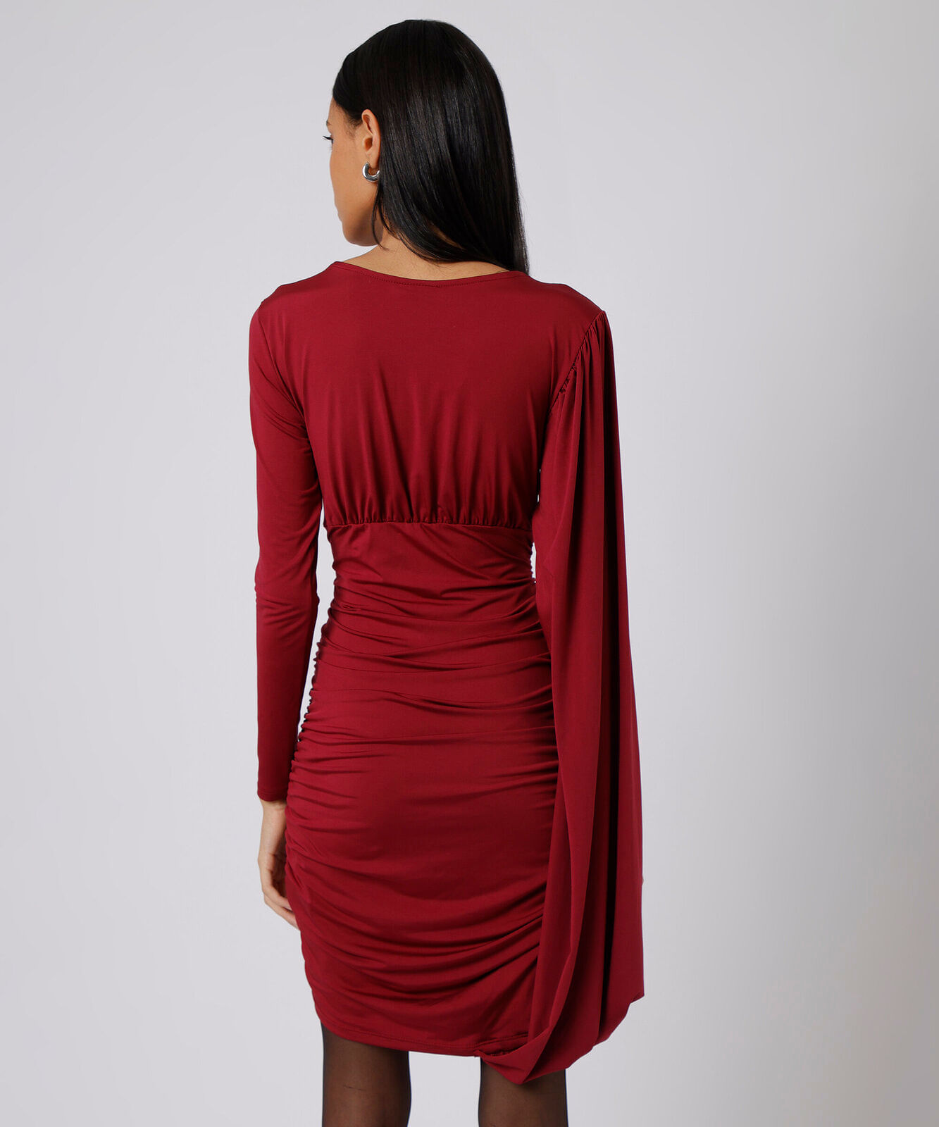 vestido curto feminino franzido com capa mindset vinho