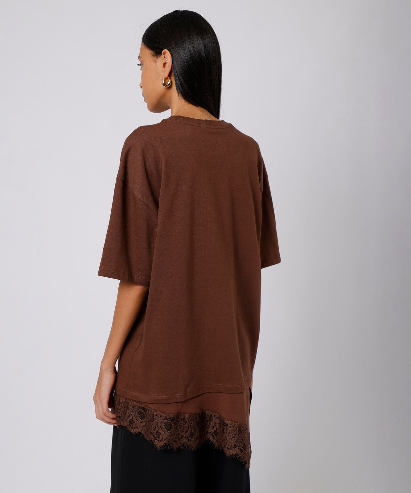 camiseta alongada feminina de algodão com renda mindset marrom