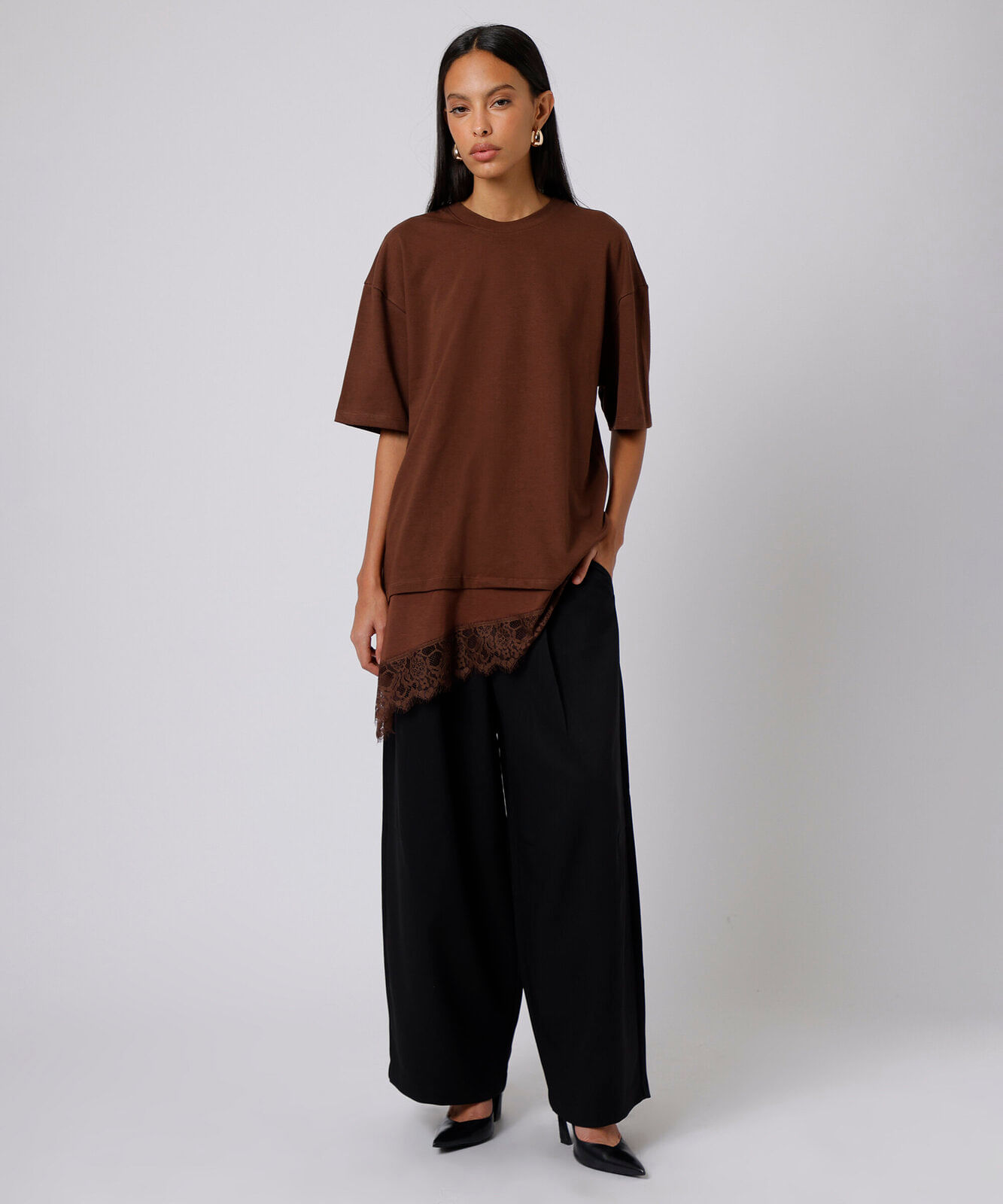 camiseta alongada feminina de algodão com renda mindset marrom