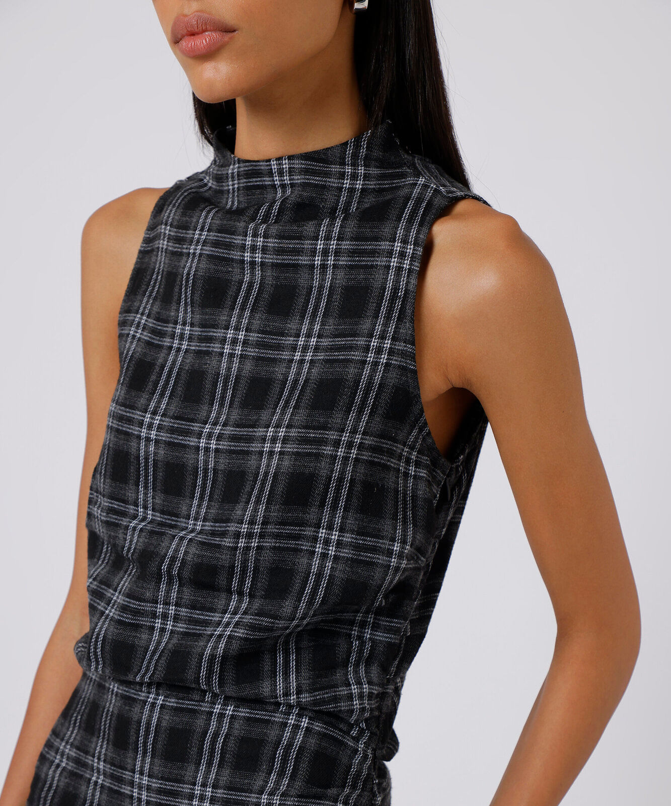 vestido midi feminino assimétrico com recorte xadrez preto