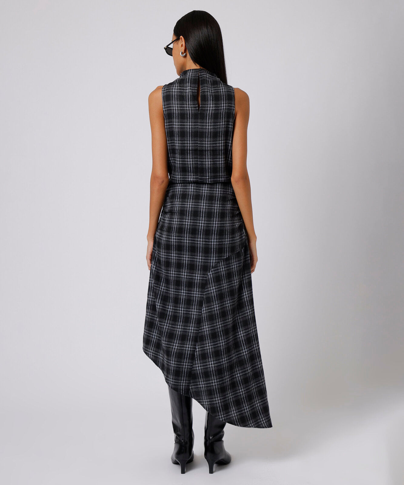 vestido midi feminino assimétrico com recorte xadrez preto