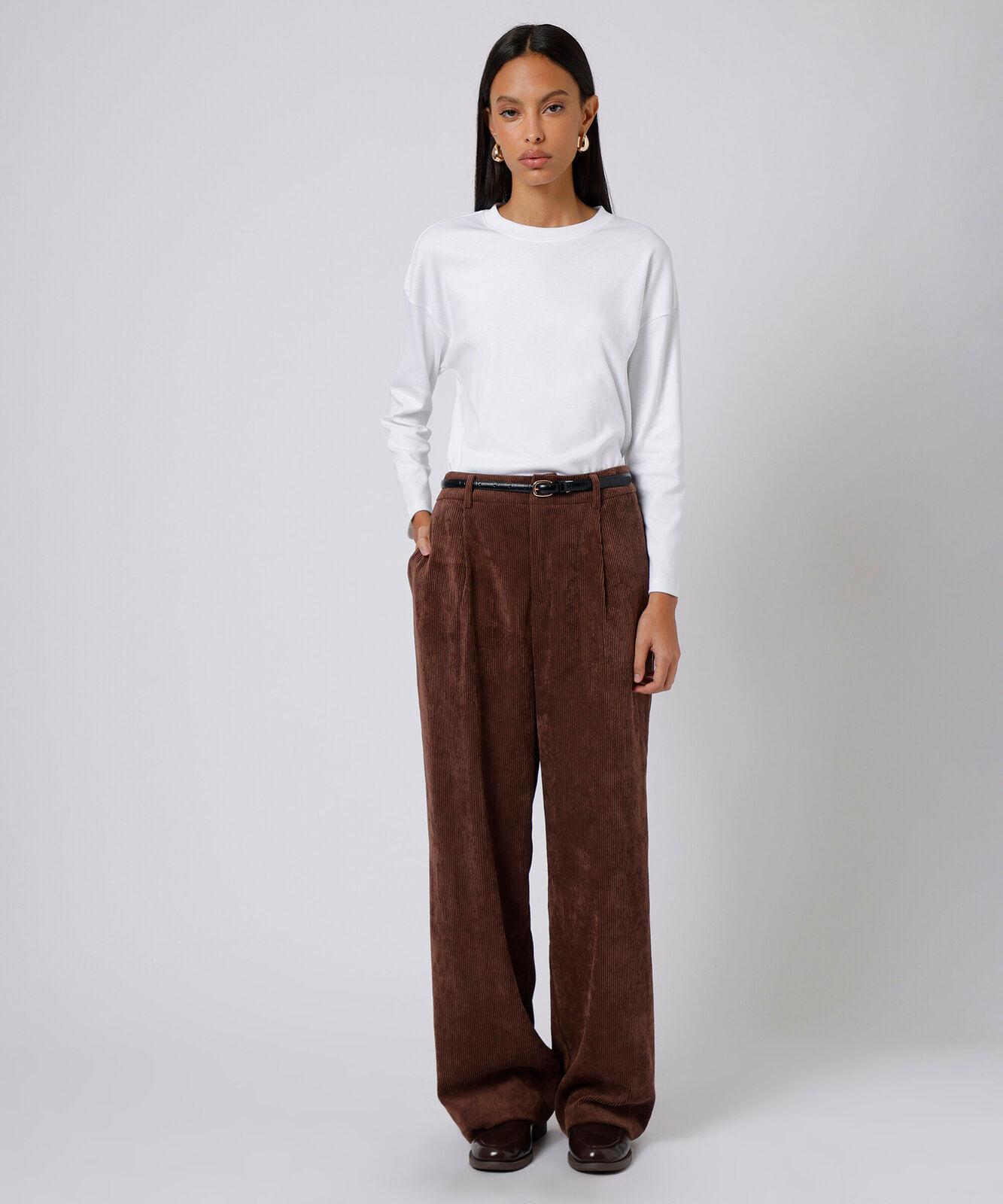 calça de alfaiataria feminina de veludo cotelê mindset marrom