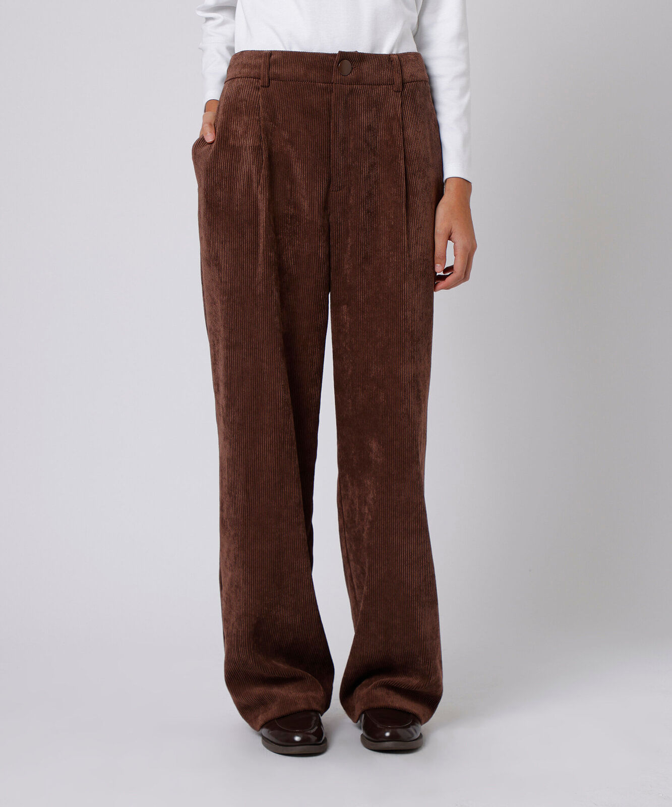 calça de alfaiataria feminina de veludo cotelê mindset marrom