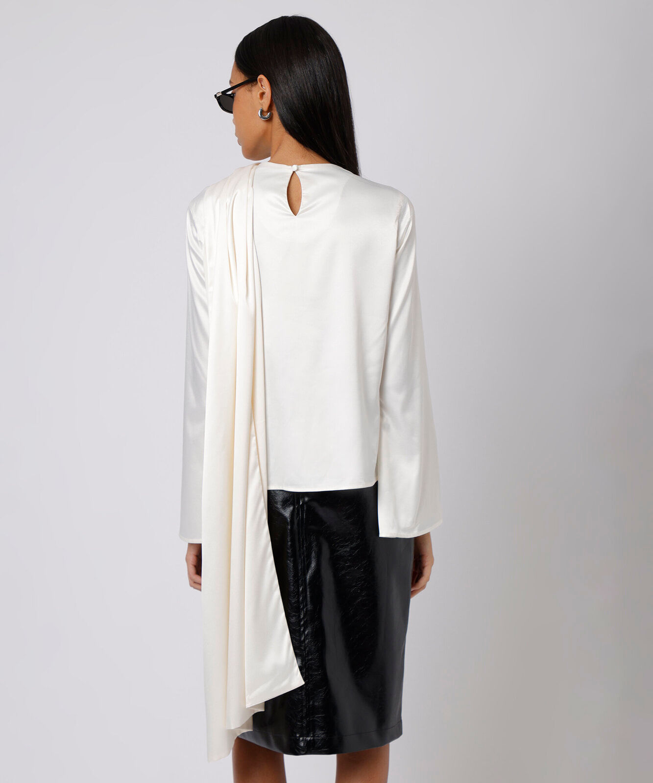 blusa feminina manga longa com capa acetinada mindset off white