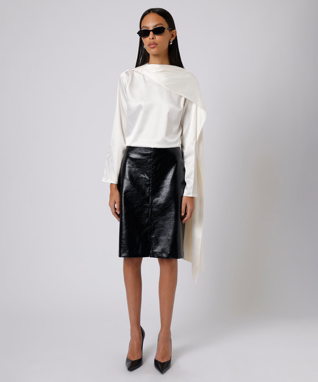 blusa feminina manga longa com capa acetinada mindset off white