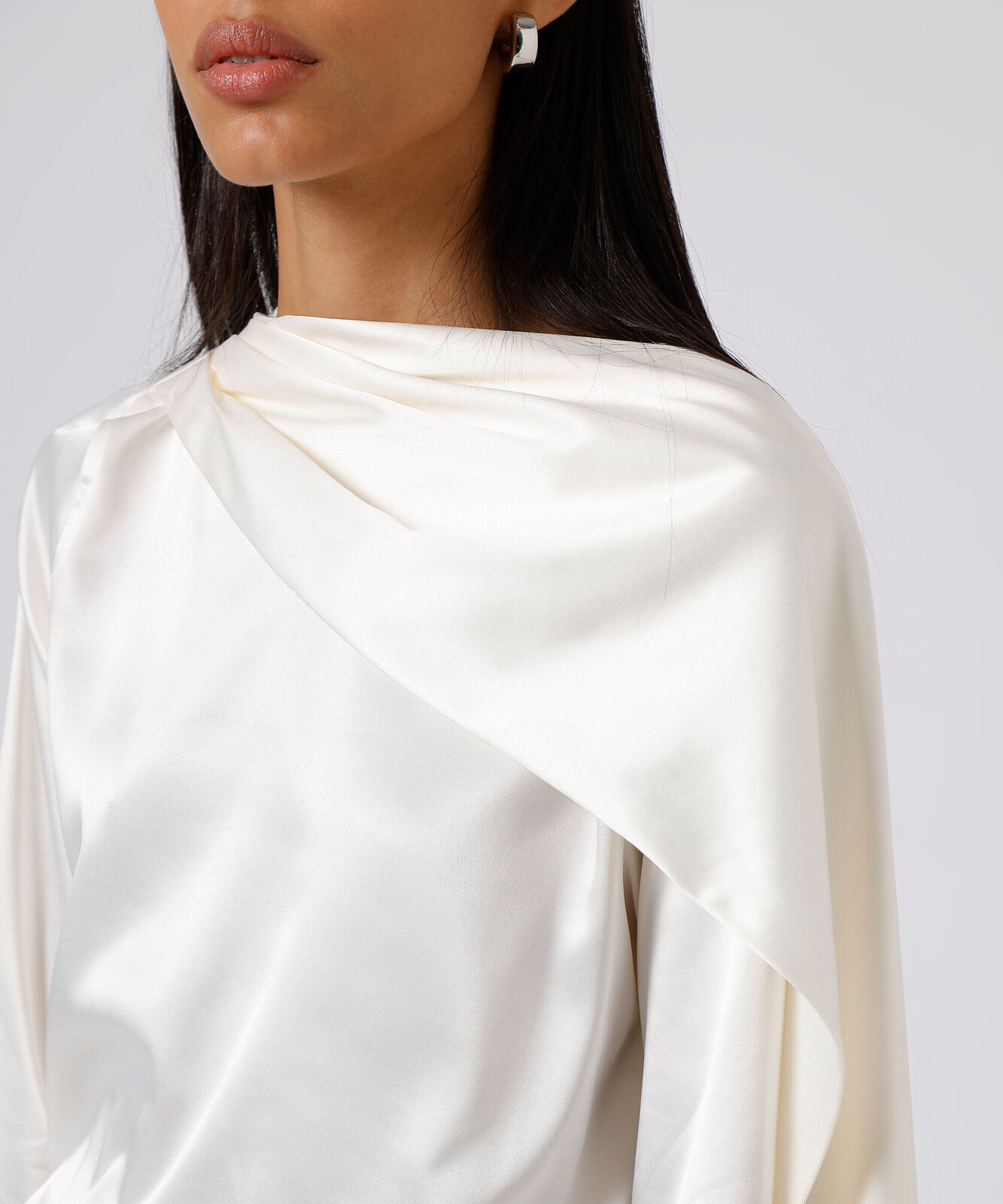 blusa feminina manga longa com capa acetinada mindset off white