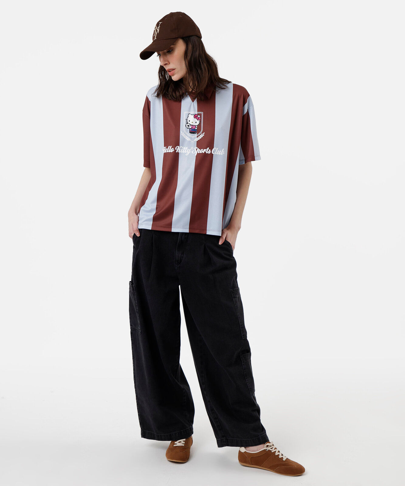 camiseta feminina com gola listrada hello kitty marrom