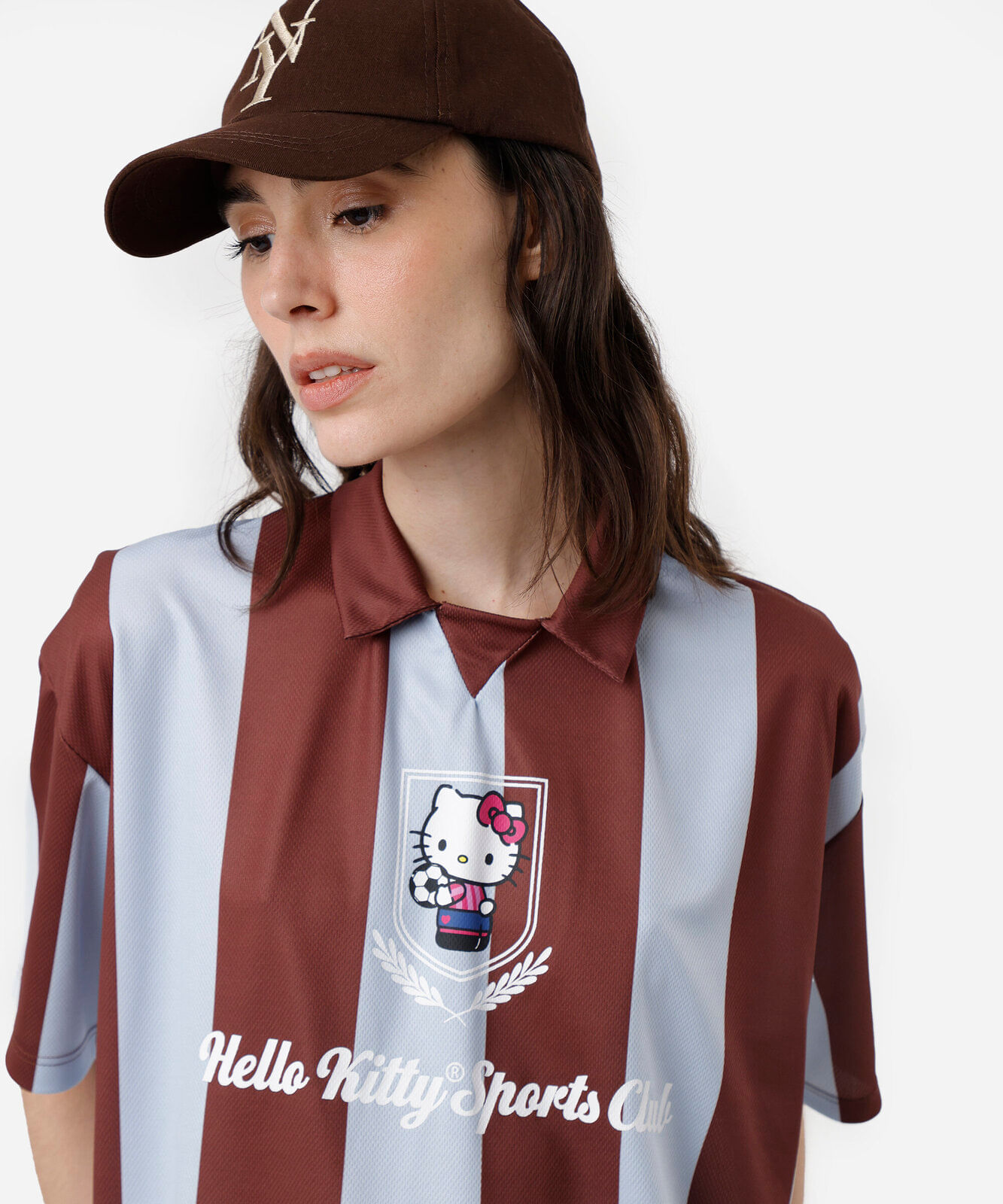 camiseta feminina com gola listrada hello kitty marrom
