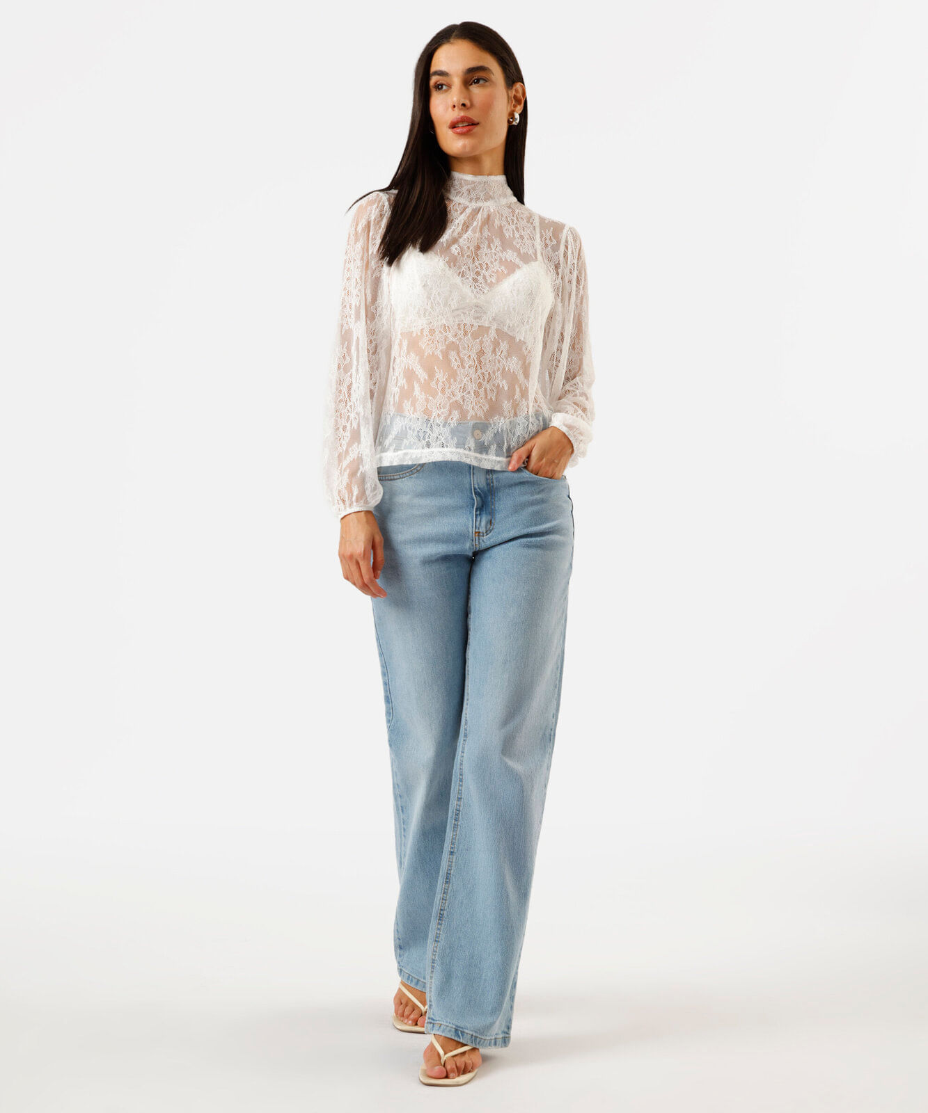 bata feminina de renda gola alta com amarração off white