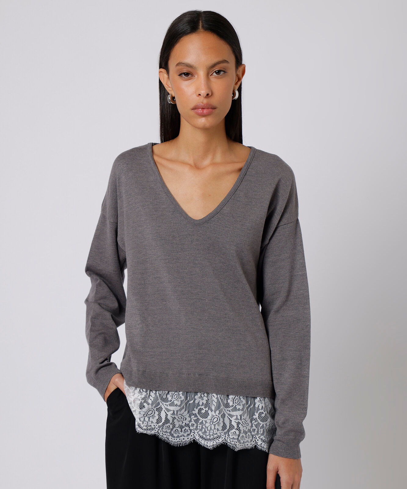 suéter feminino de tricot decote v com renda mindset cinza