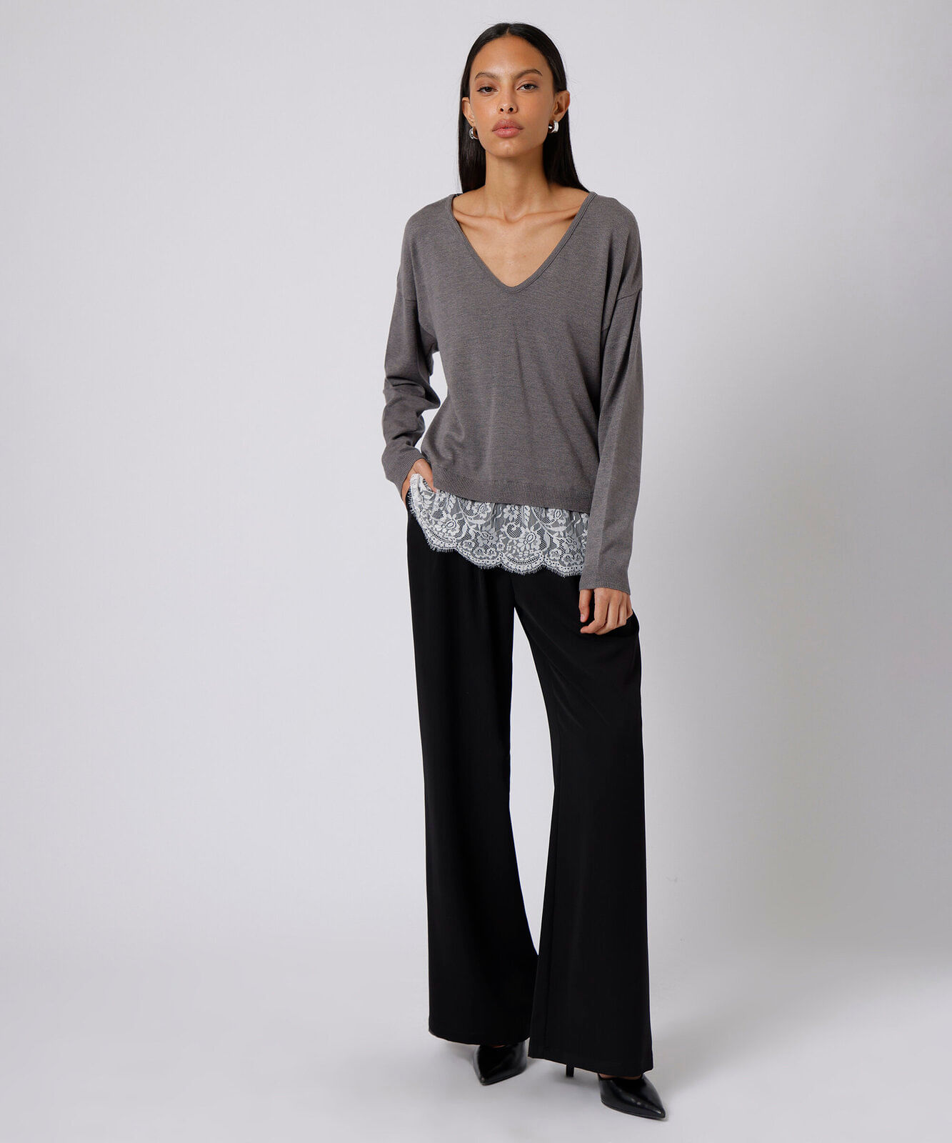 suéter feminino de tricot decote v com renda mindset cinza