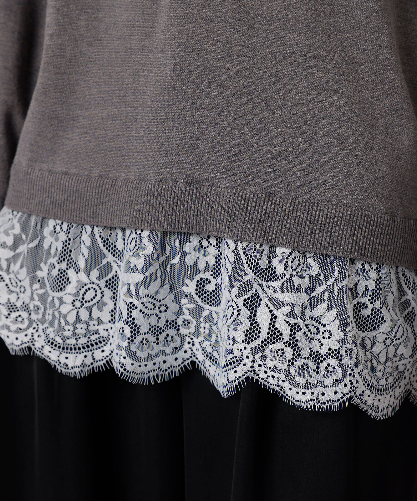 suéter feminino de tricot decote v com renda mindset cinza