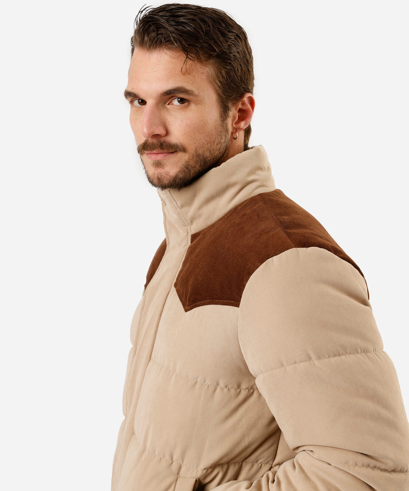 jaqueta puffer masculina gola alta com recorte  bege
