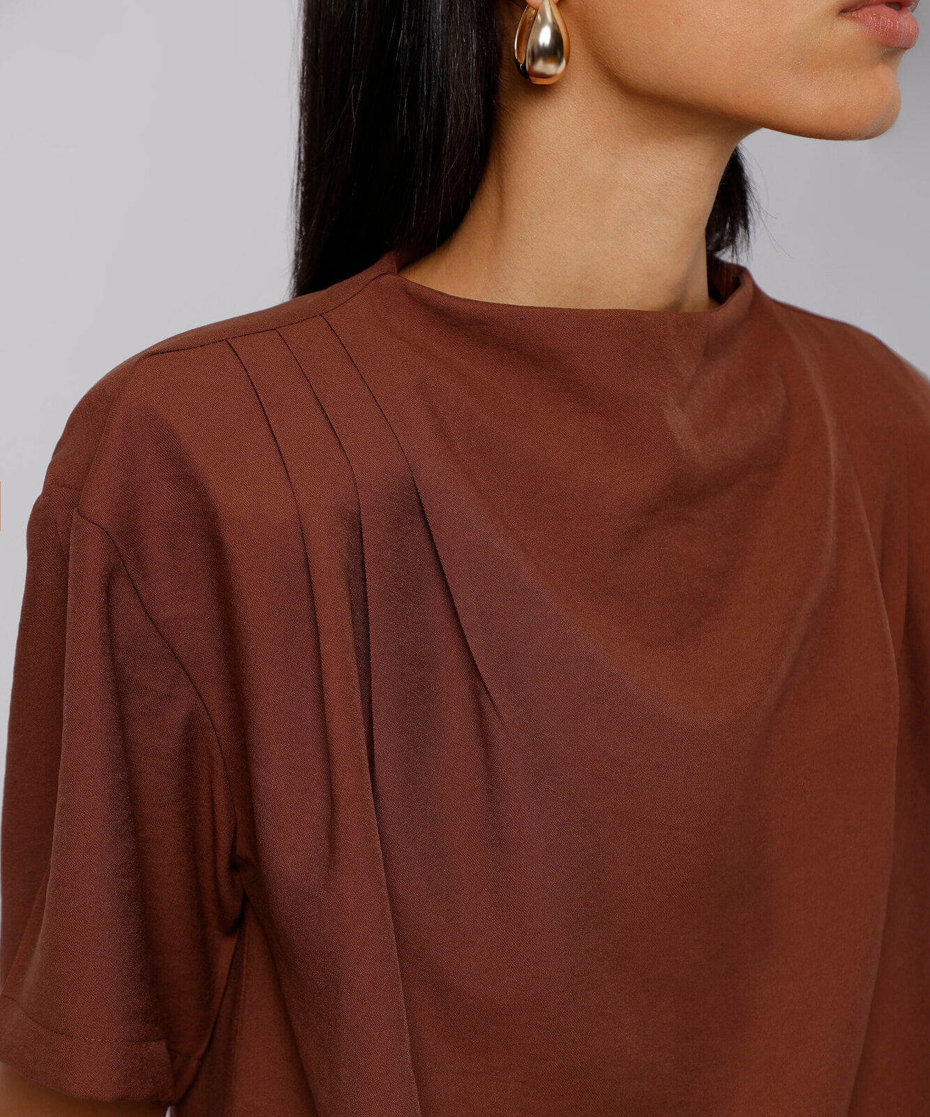 blusa feminina com pregas manga curta mindset marrom