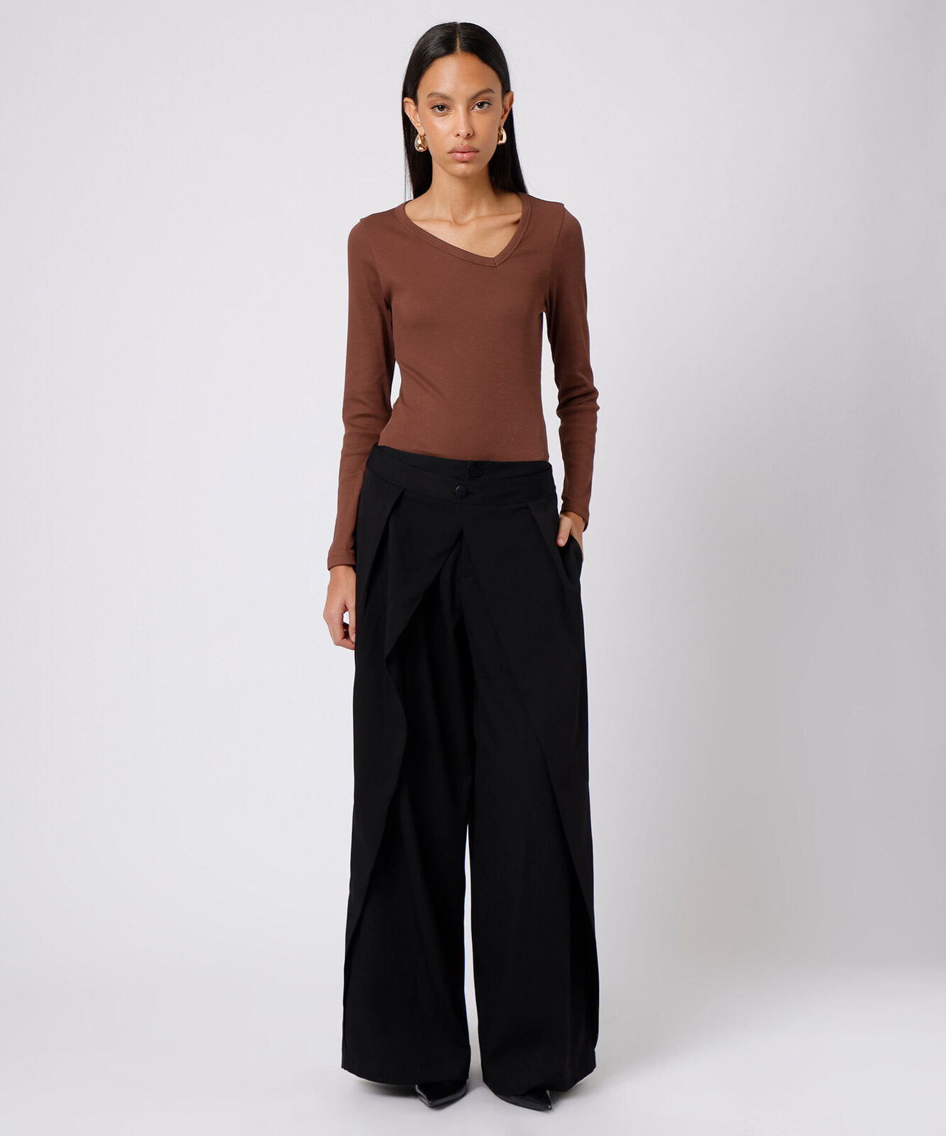 blusa slim fit feminina de algodão decote v deslocado manga longa mindset marrom