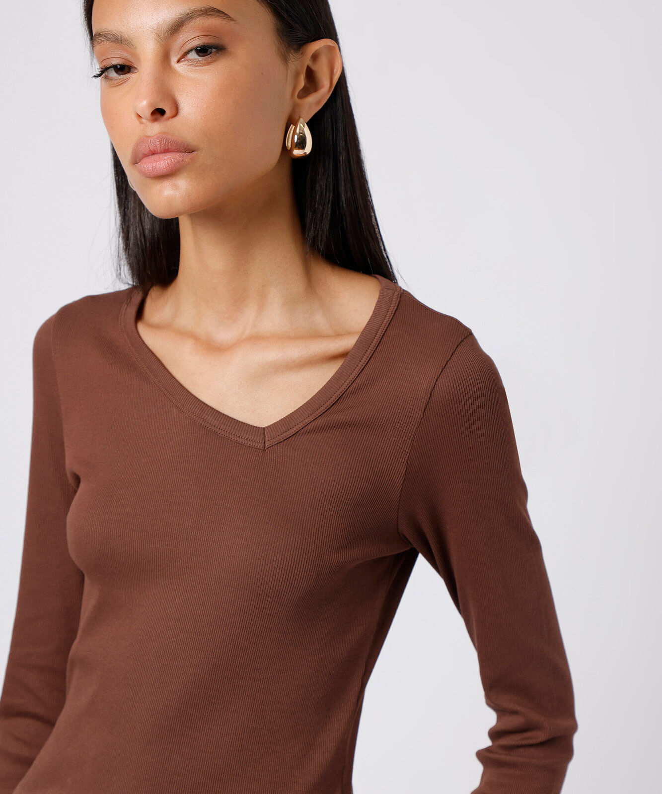 blusa slim fit feminina de algodão decote v deslocado manga longa mindset marrom