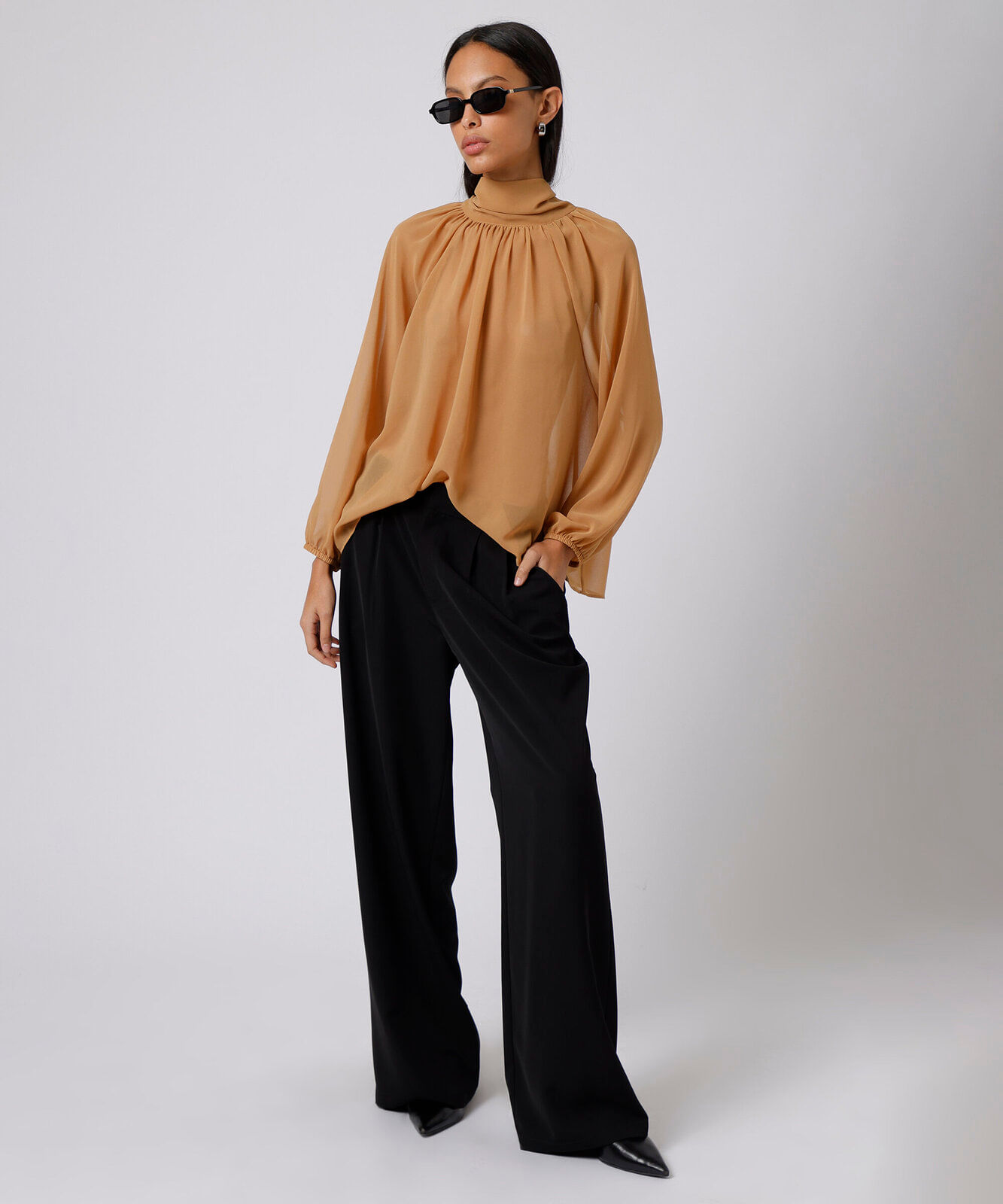 blusa feminina gola alta com amarração mindset marrom