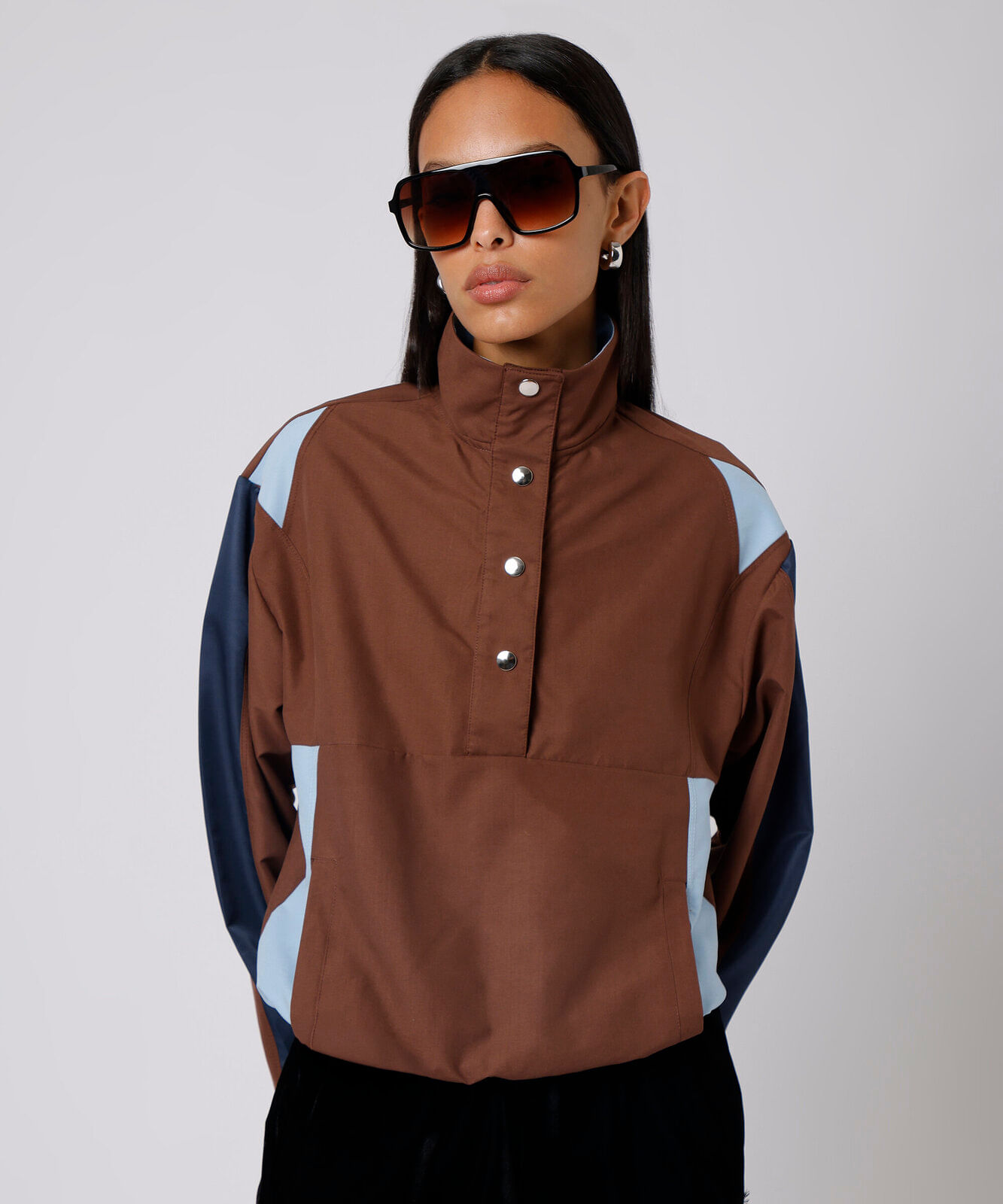 jaqueta anorak feminina gola funnel neck com recortes mindset marrom