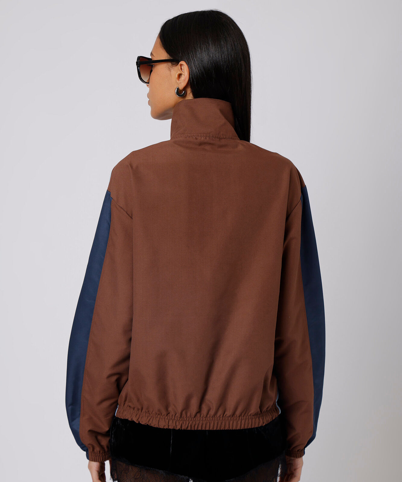 jaqueta anorak feminina gola funnel neck com recortes mindset marrom
