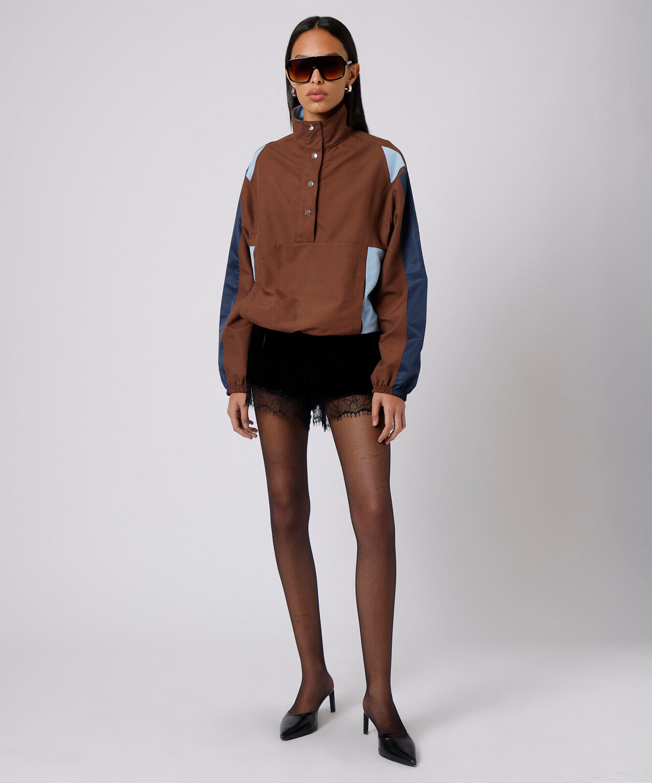 jaqueta anorak feminina gola funnel neck com recortes mindset marrom