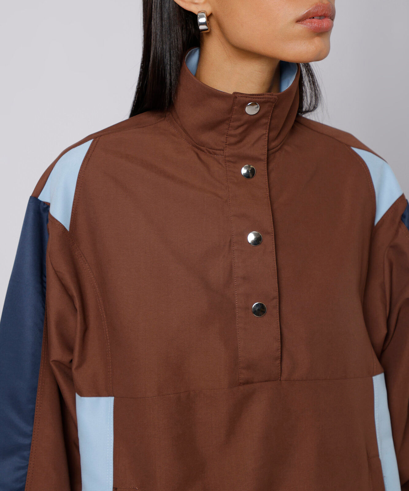 jaqueta anorak feminina gola funnel neck com recortes mindset marrom