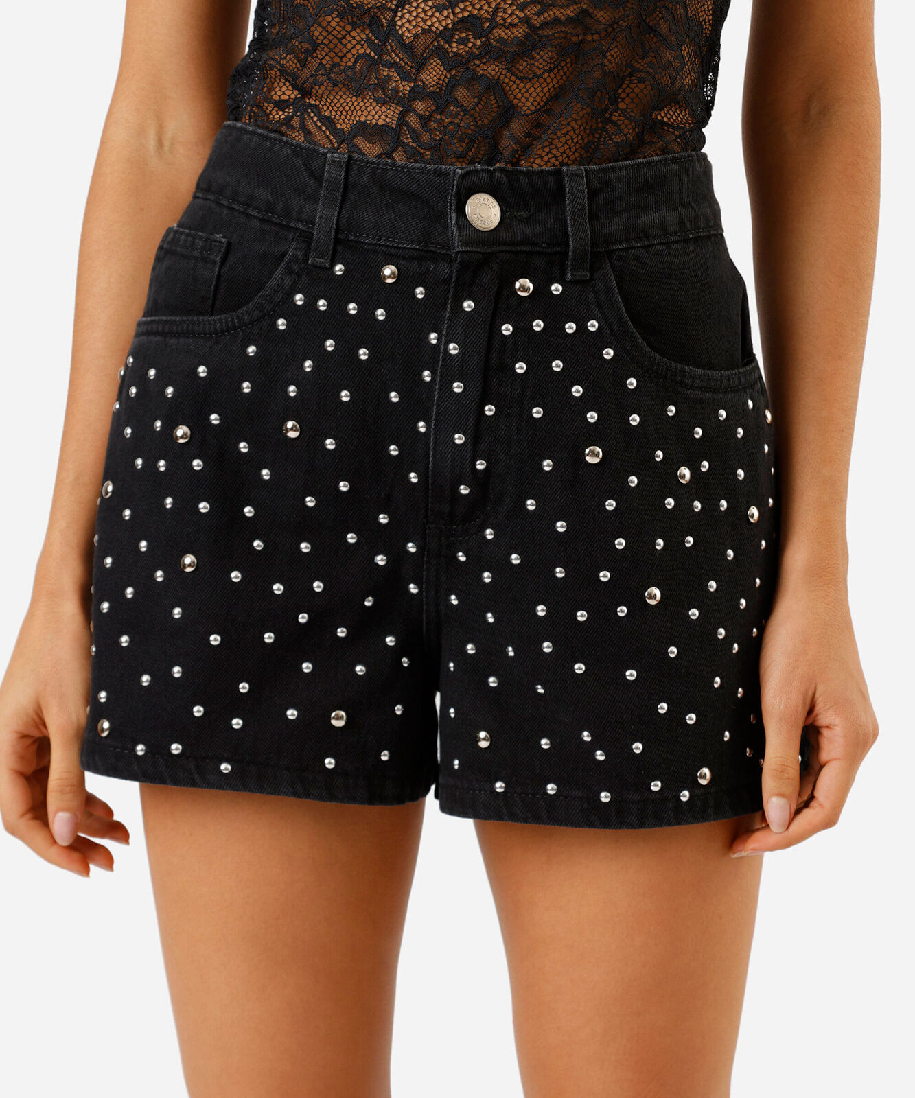 short feminino jeans com tachas cintura alta preto