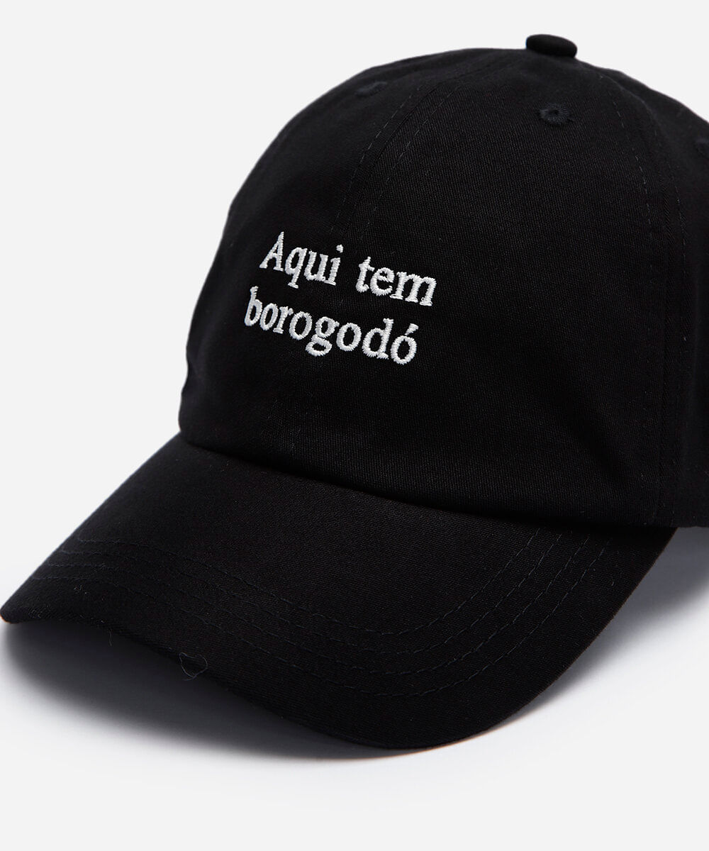 boné aba curva bordado aqui tem borogodó preto