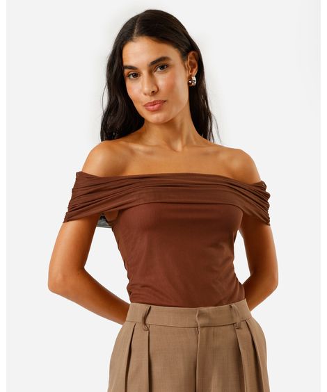 blusa feminina de tule ombro a ombro drapeada marrom