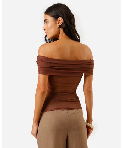 blusa feminina de tule ombro a ombro drapeada marrom