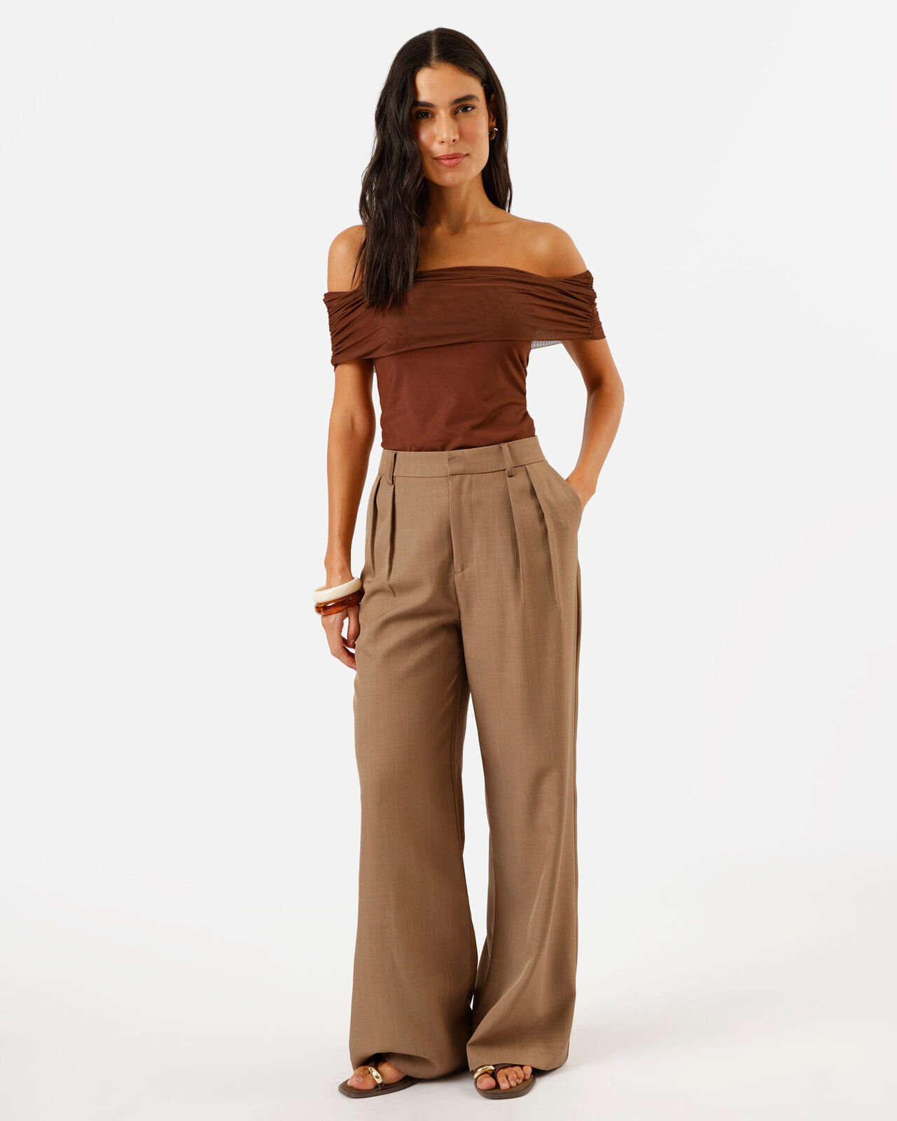blusa feminina de tule ombro a ombro drapeada marrom
