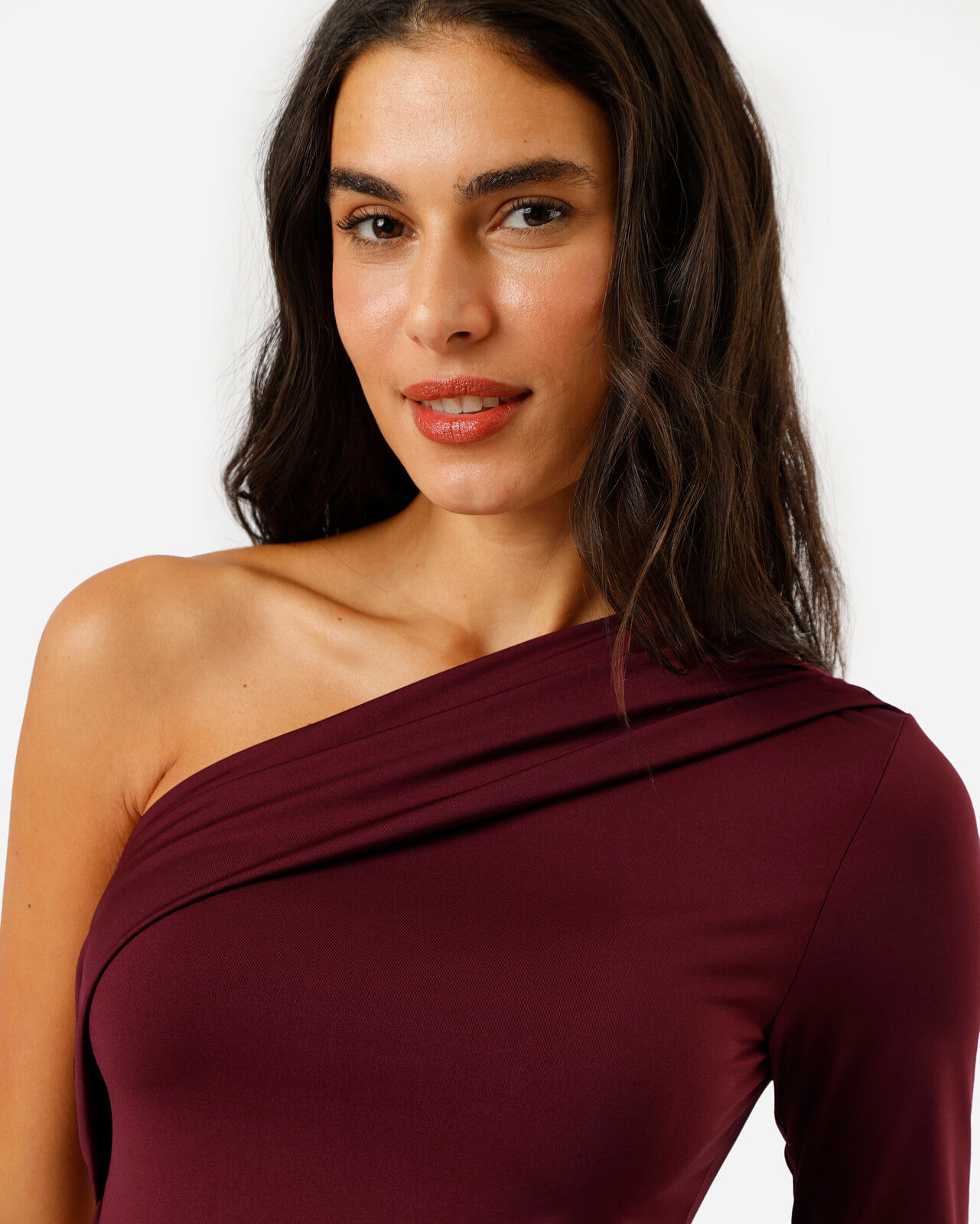 blusa ombro único feminina franzida vinho
