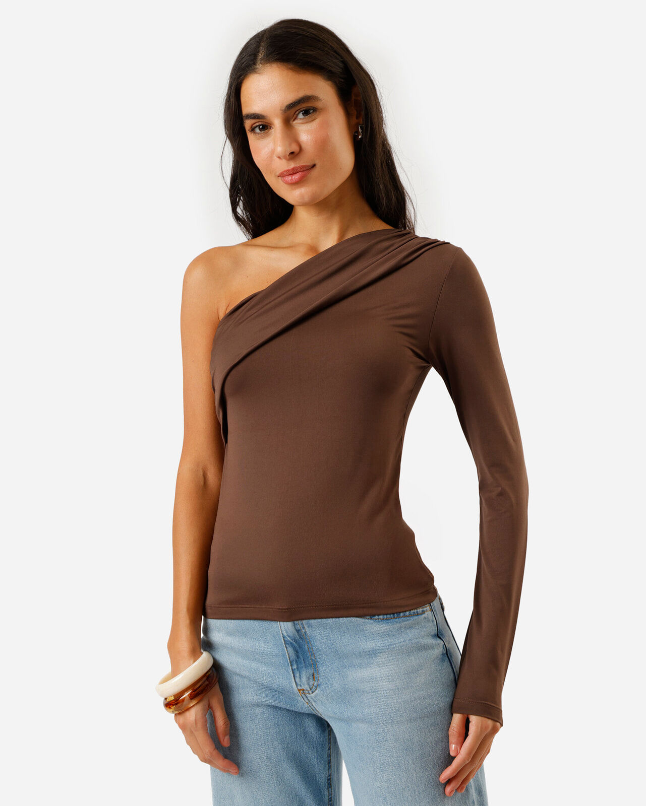 blusa ombro único feminina franzida marrom