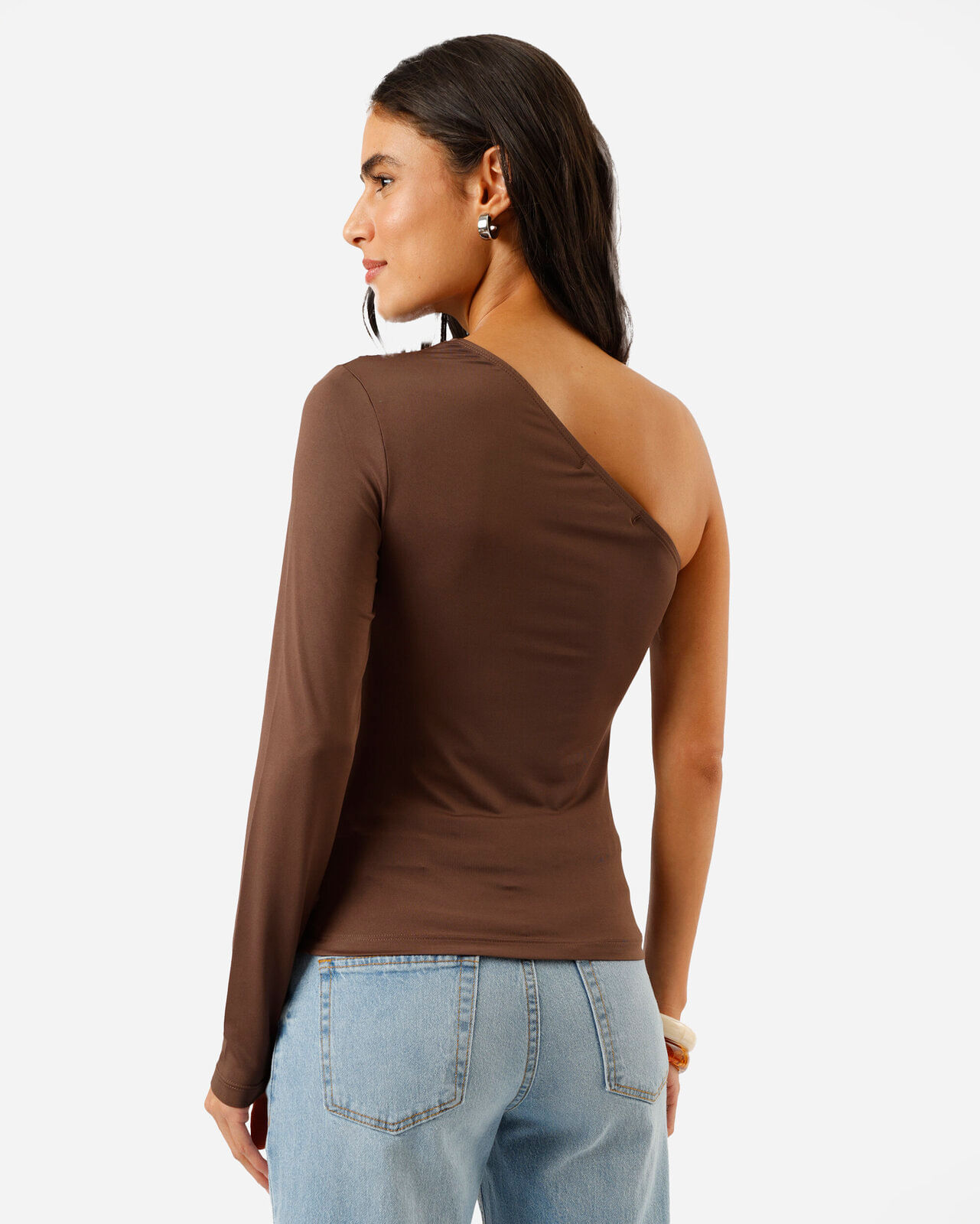 blusa ombro único feminina franzida marrom