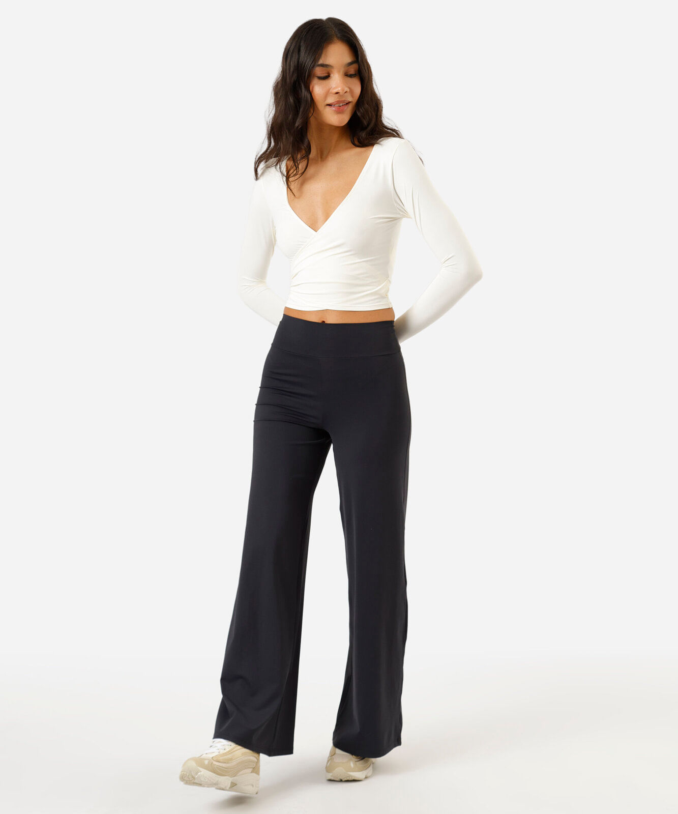 calça wide leg esportiva feminina de poliamida preta