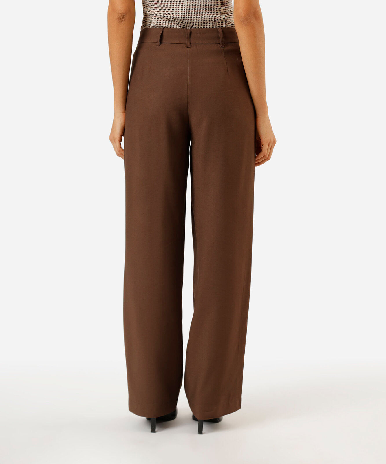 calça de alfaiataria feminina com pregas cintura alta marrom