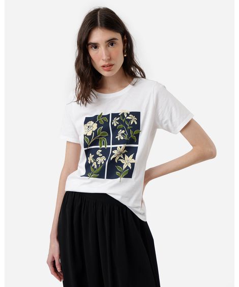 camiseta feminina de algodão manga curta floral off white