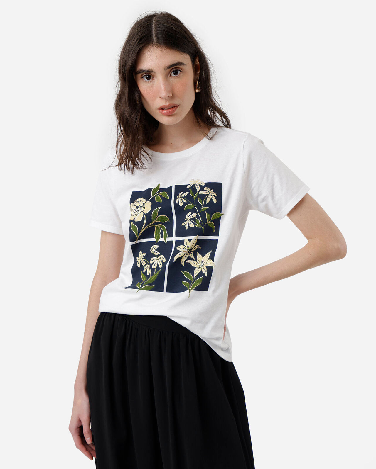 camiseta feminina de algodão manga curta floral off white