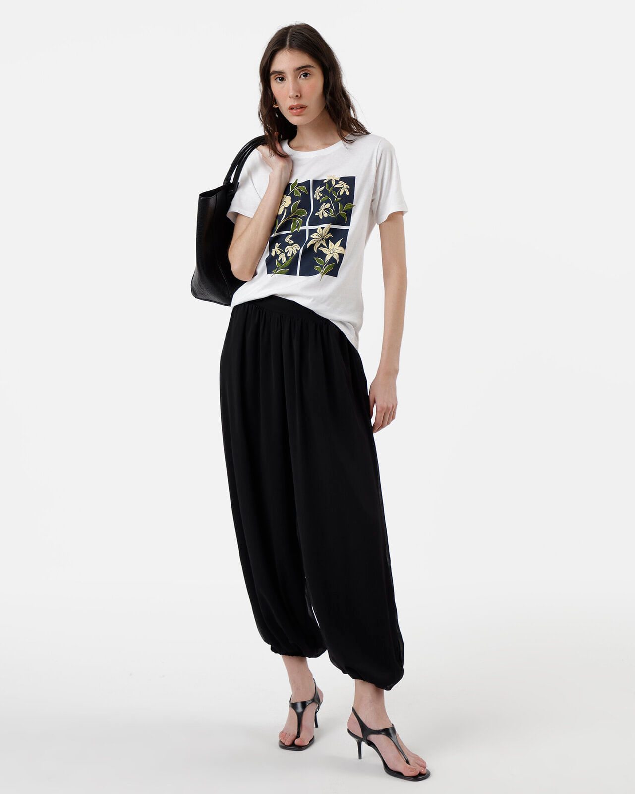 camiseta feminina de algodão manga curta floral off white